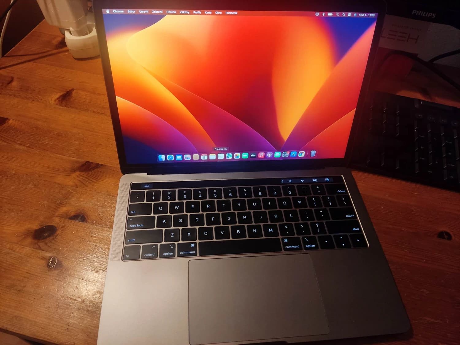 apple-macbook-pro-13-retina-touch-bar-i5-256gb-2018-vesmirne-sedy