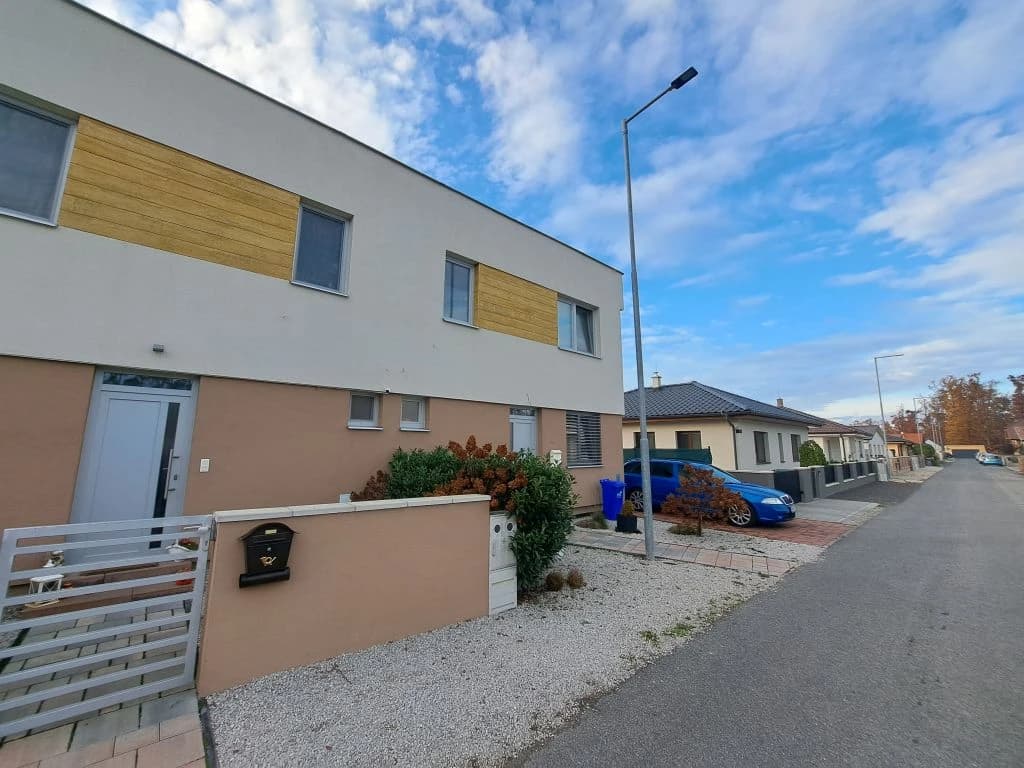 predaj-novostavby-4i-rd-v-dvojdome-v-plaveckom-stvrtku-lokalita-piniova-alej