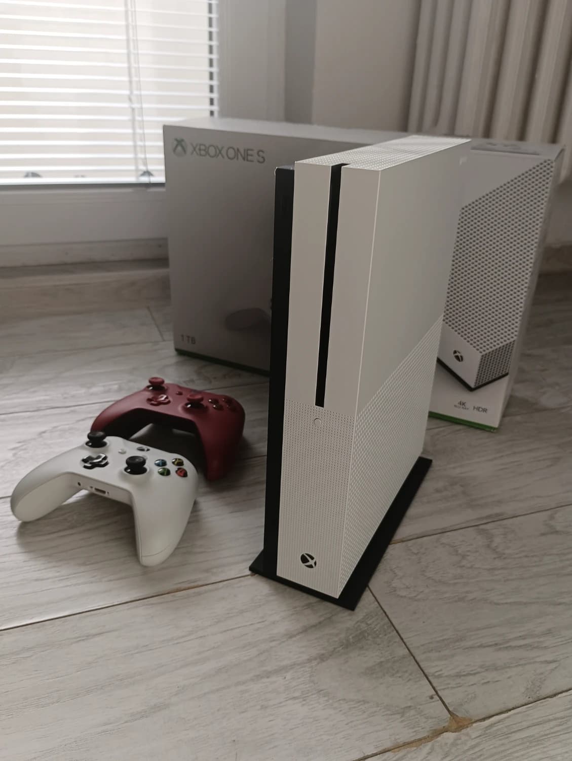 predam-xbox-one-s-s-dvoma-ovladacmi
