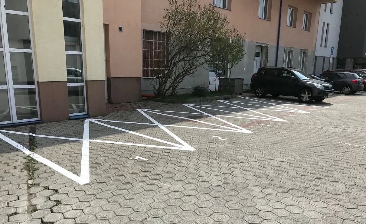parkovacie-statia-na-karadzicovej-ulici-pri-cbc-v