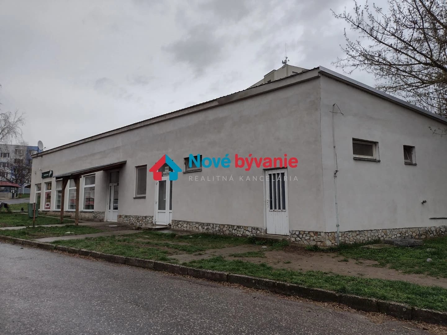 na-predaj-bar-s-obchodnymi-priestormi-sahy-n049-18-frad