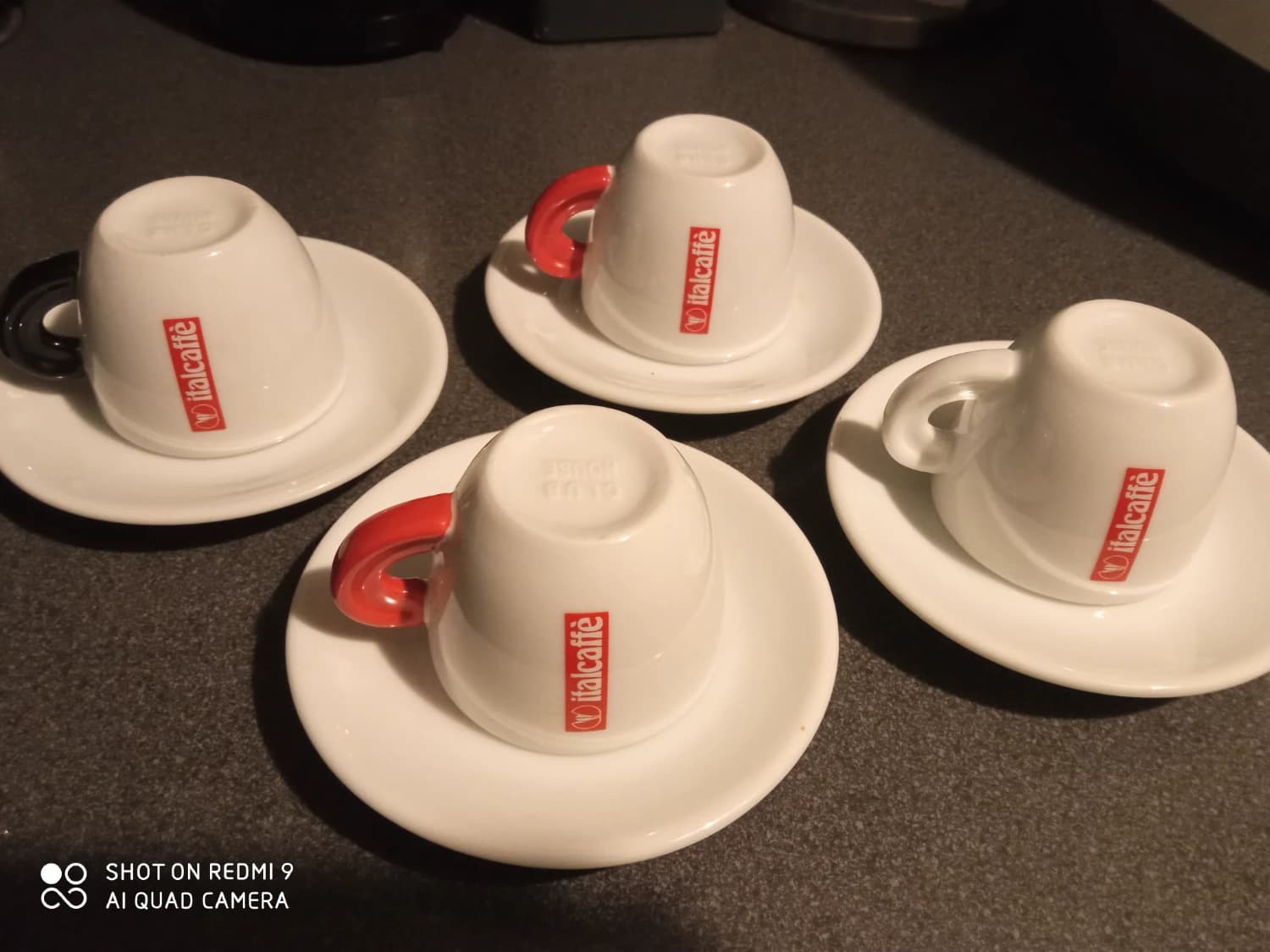 sada-elegantnych-4-salok-a-4-tanierikov-na-espresso