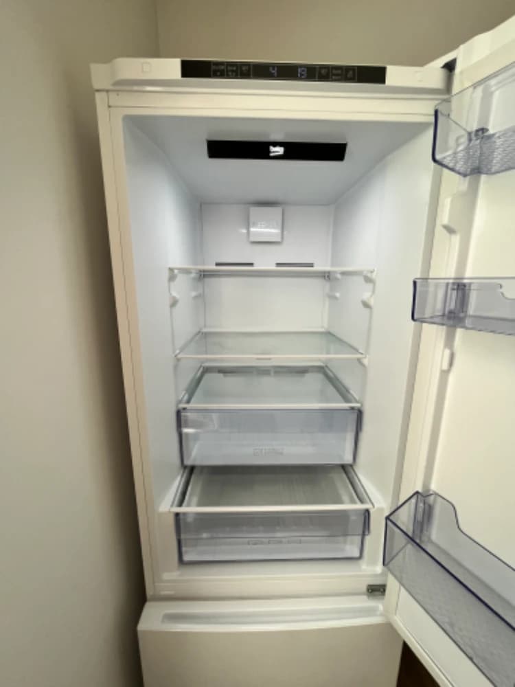 predam-beko-rcna366i30w-kombinovanu-chladnicku