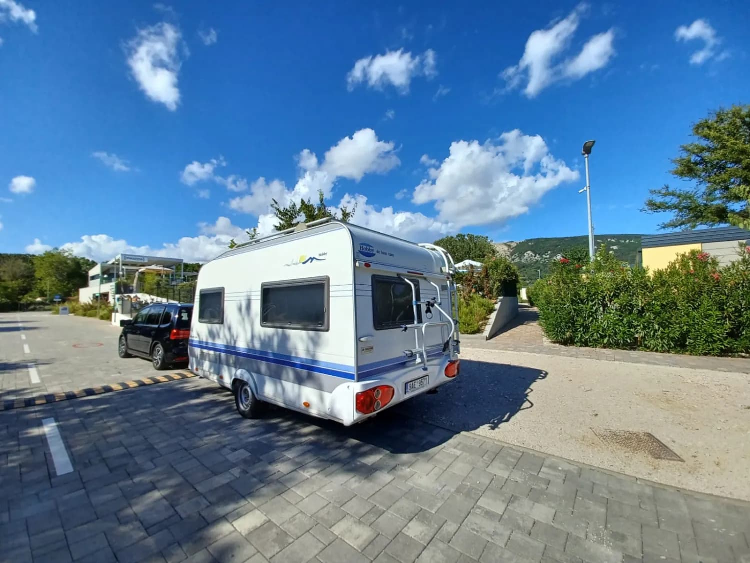 karavan-hobby-400e-mover-top-stav-predstan