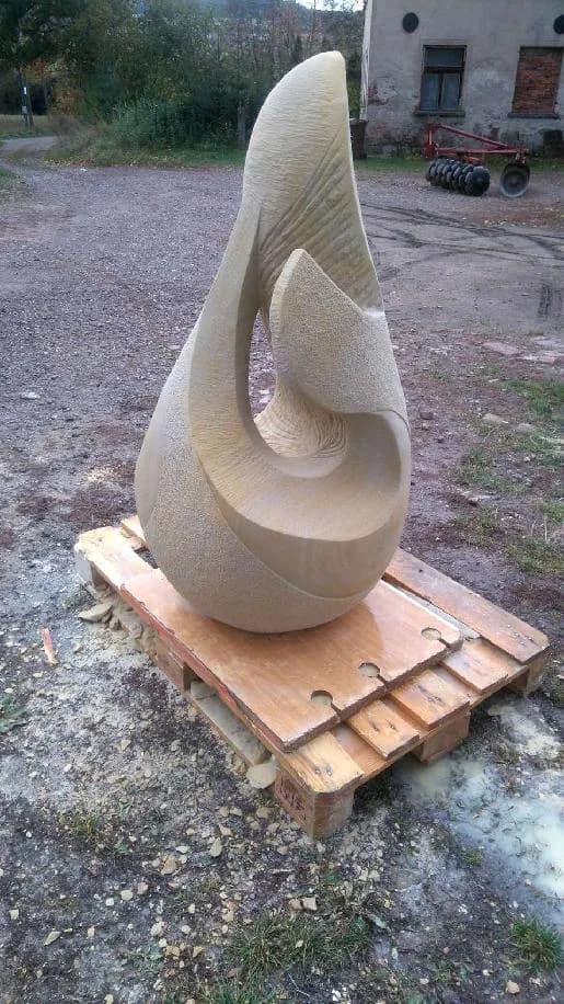 kamenna-socha-do-zahrady-rodinne-svetlo-125cm