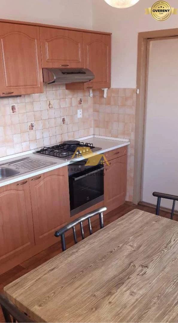 prenajmem-3-izbovy-byt-s-balkonom-v-novych-zamkoch