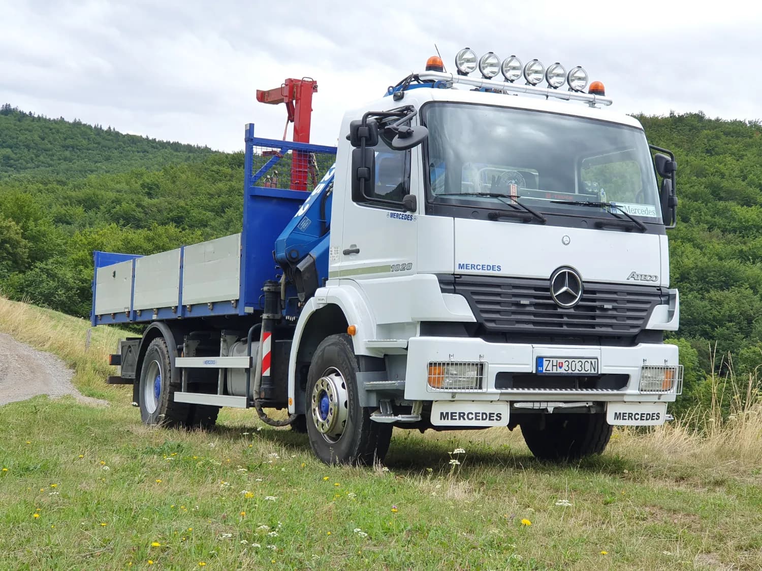 autodoprava-vyklapacom-s-hydraulickou-rukou