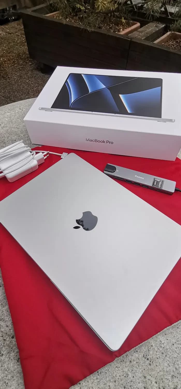 macbook-pro-14-m2-pro-sk-2023-strieborny