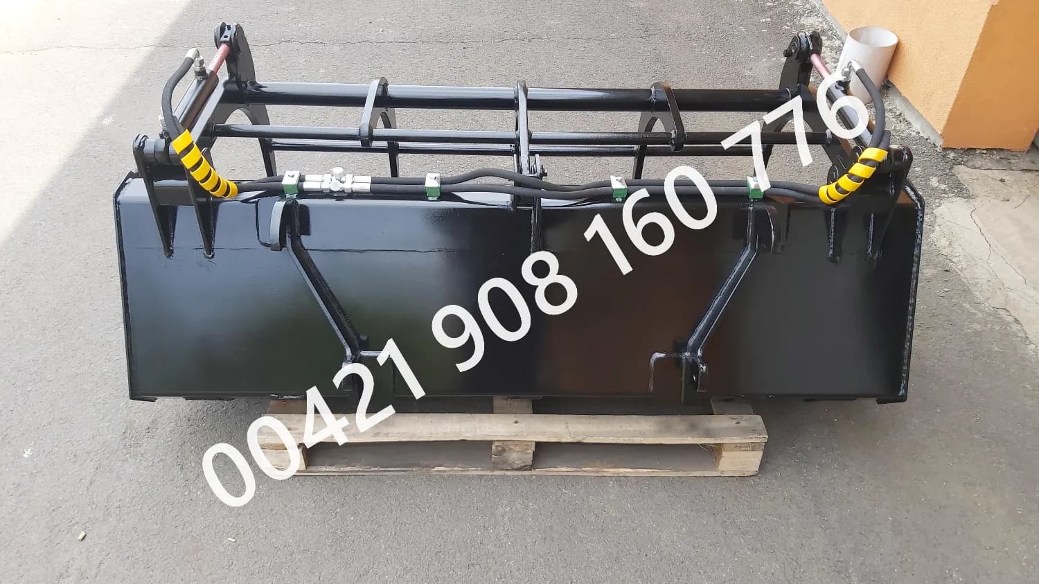 predam-novu-lopatu-s-pridrziavacom-na-euro-traktor