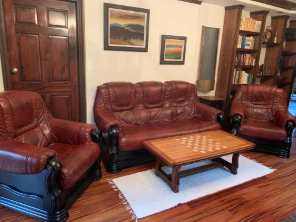 rustikalna-kozena-sedacka