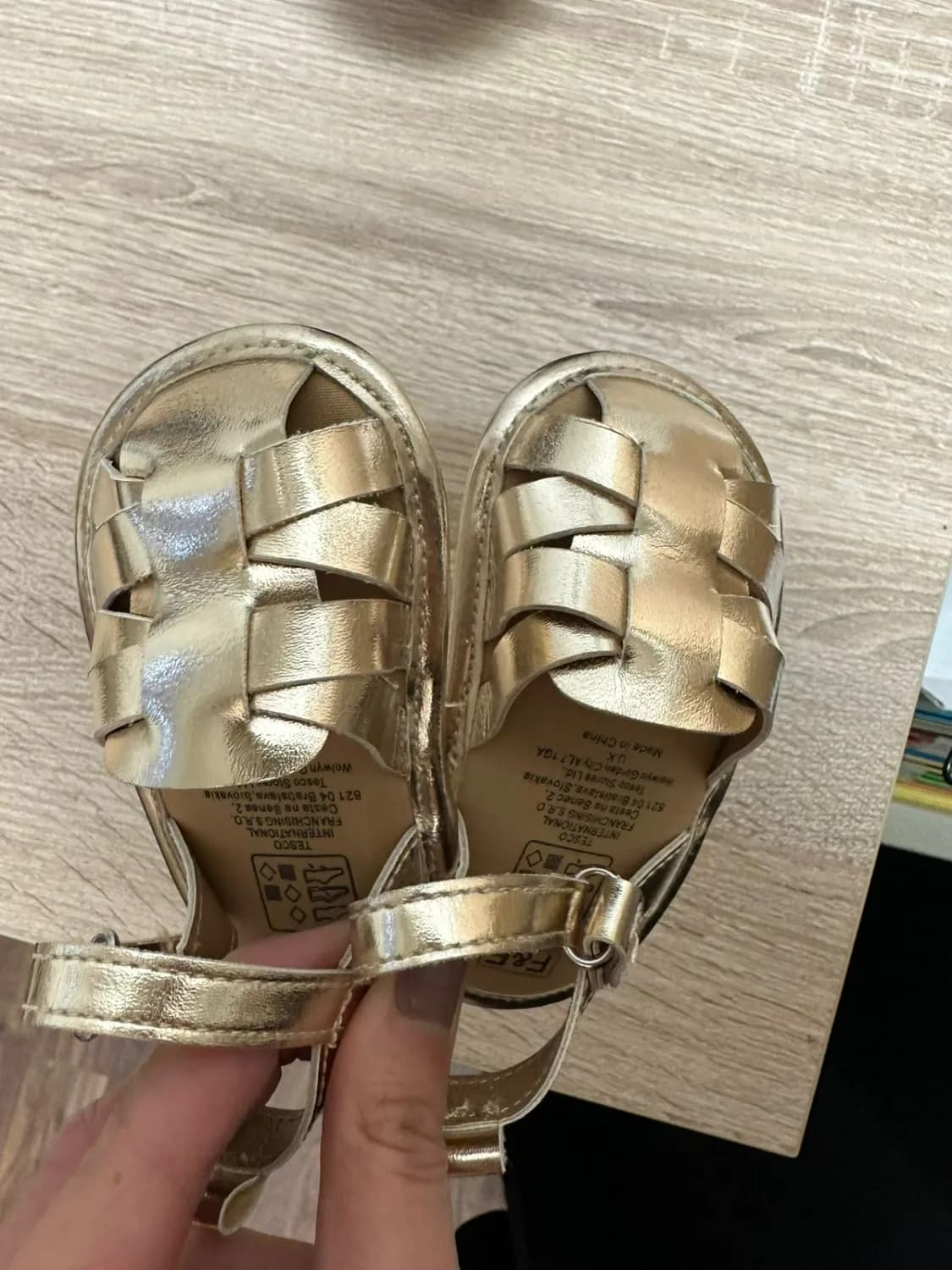 detske-topanocky-sandalky-zlate