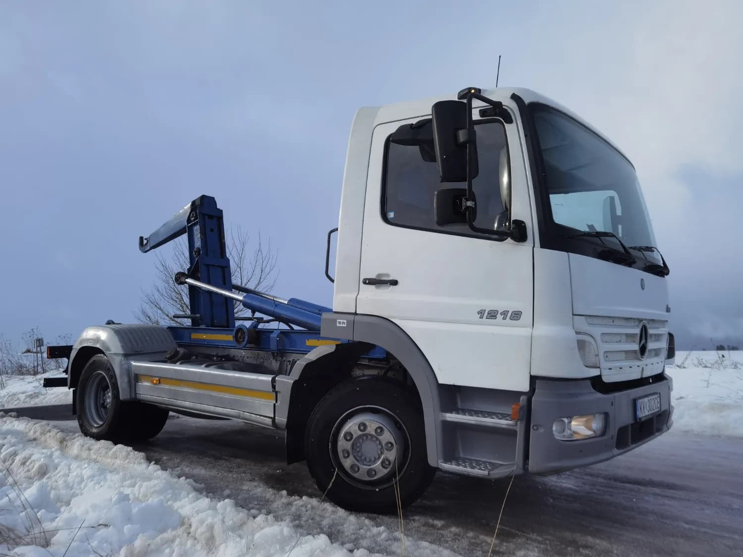 nakladne-vozidlo-znacky-mercedes-benz-atego-1218-hakovy-nosic-kontajnerov-a-vymennych-nadstavieb