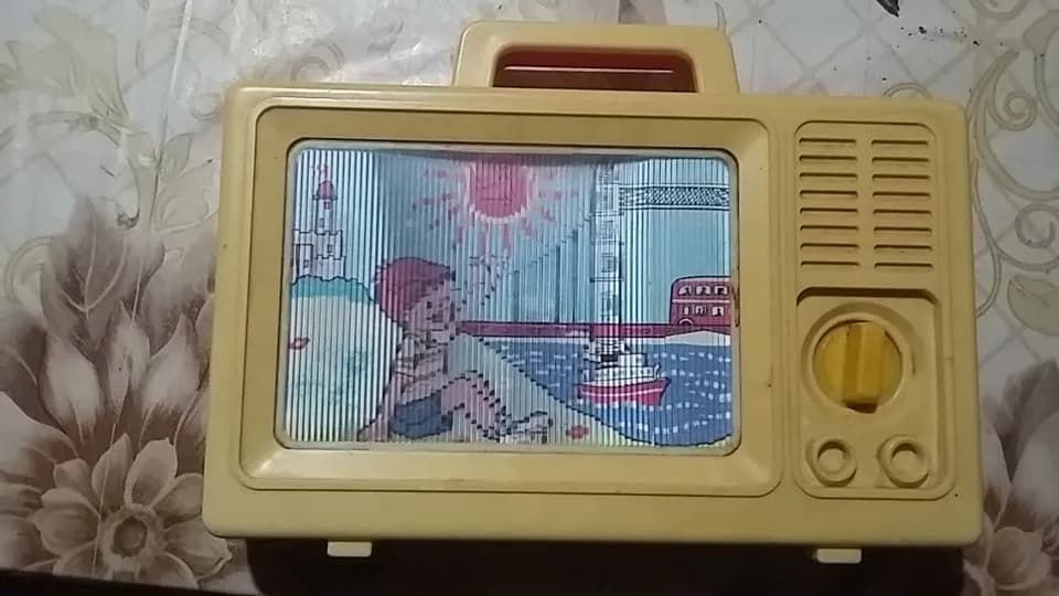detska-retro-hracia-skrinka-s-otacajucim-sa-obrazkom-a-melodiou