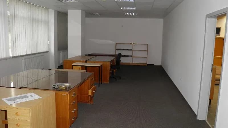 uzavrete-kancelarie-180-m2-s-kuchynkou-a-soc-zariadenim