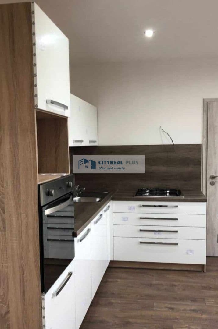 na-prenajom-2-izbovy-byt-s-balkonom-g-bethlena-nove-zamky