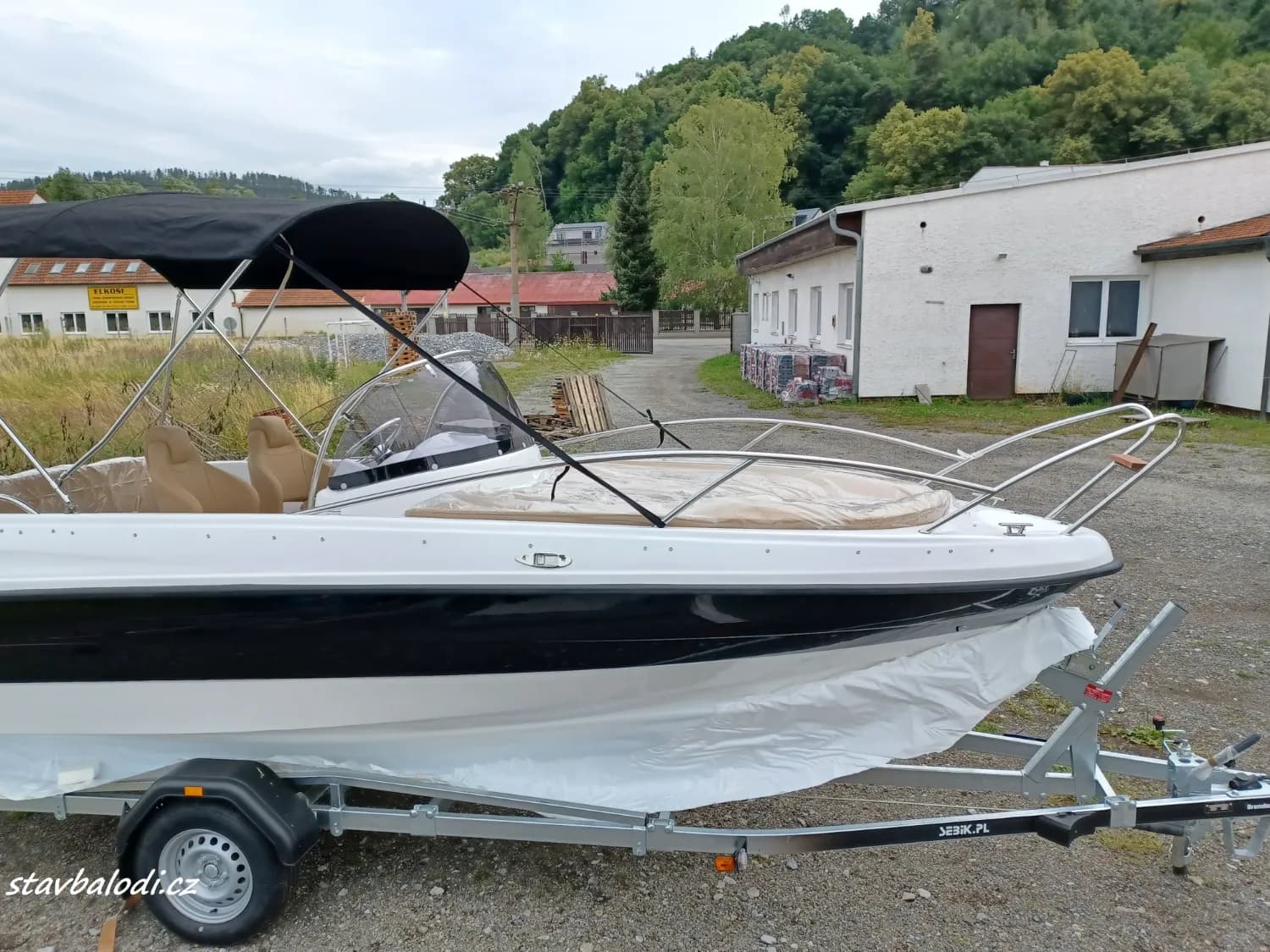 motorovy-kajutovy-clun-lod-orion-560-sundeck