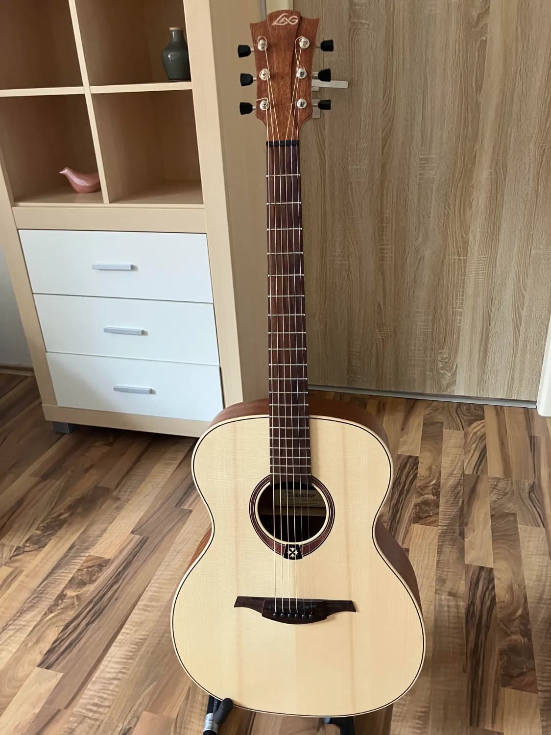 predam-takmer-novu-akusticku-gitaru-lag-t70a-tramontane