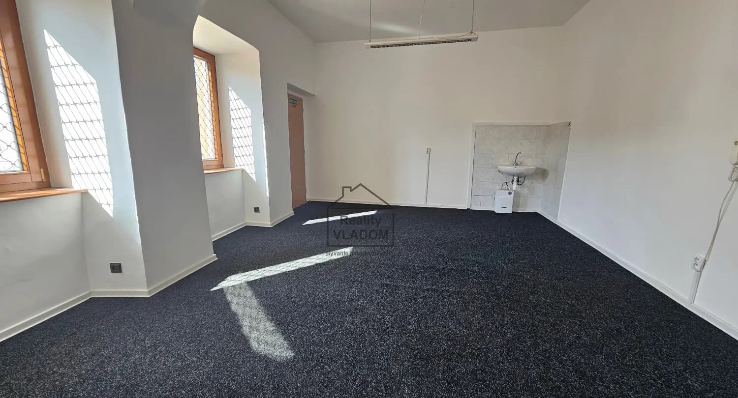 kancelaria-plocha-26-m2-a-garantovane-parkovacie-miesto
