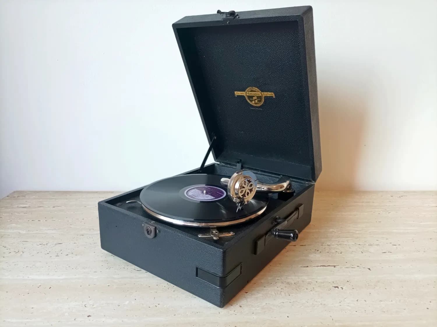 columbia-starozitny-kufrikovy-anglicky-gramofon-na-kliku-excelentni-stav-plne-funkcni