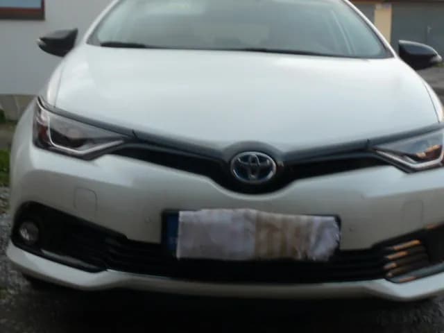 toyota-auris-hybrid-selection
