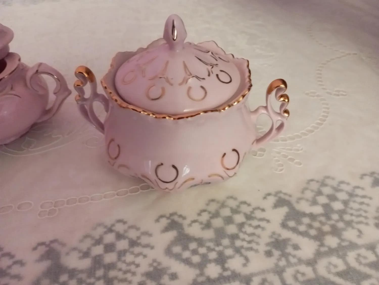 pekny-ruzovy-porcelan