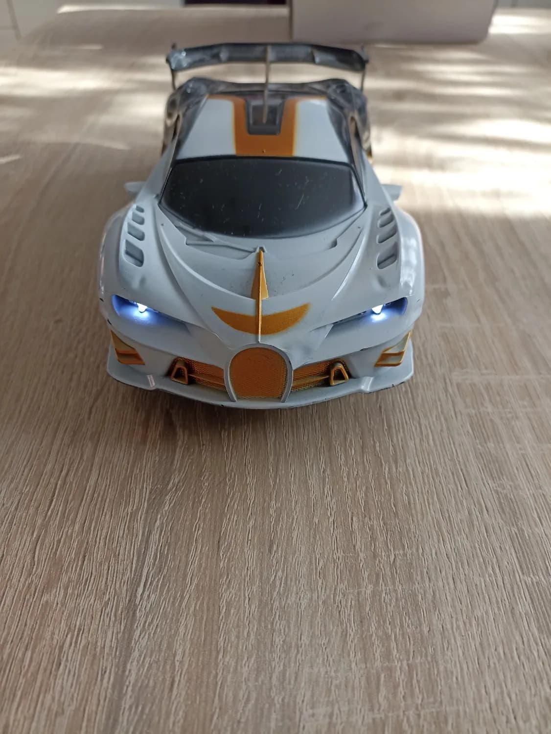 auto-na-dialkove-ovladanie