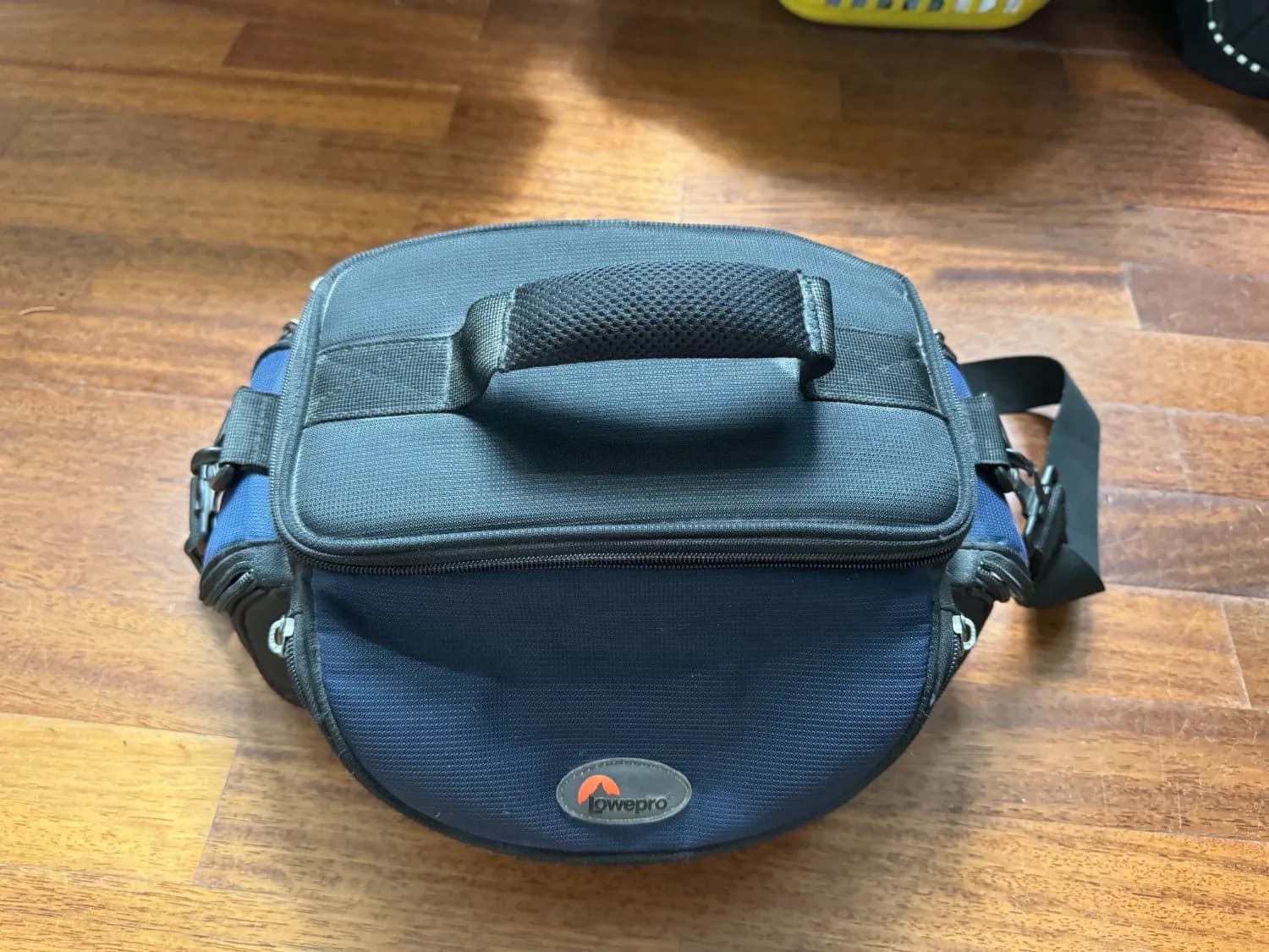 predam-malinko-pouzivanu-lowepro-mx400-brasnu