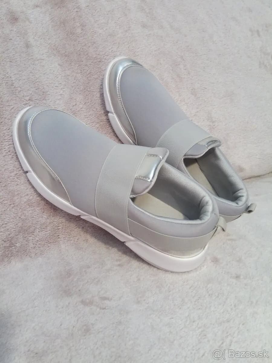 Nove damske sedo-strieborne slip-on tenisky - 1