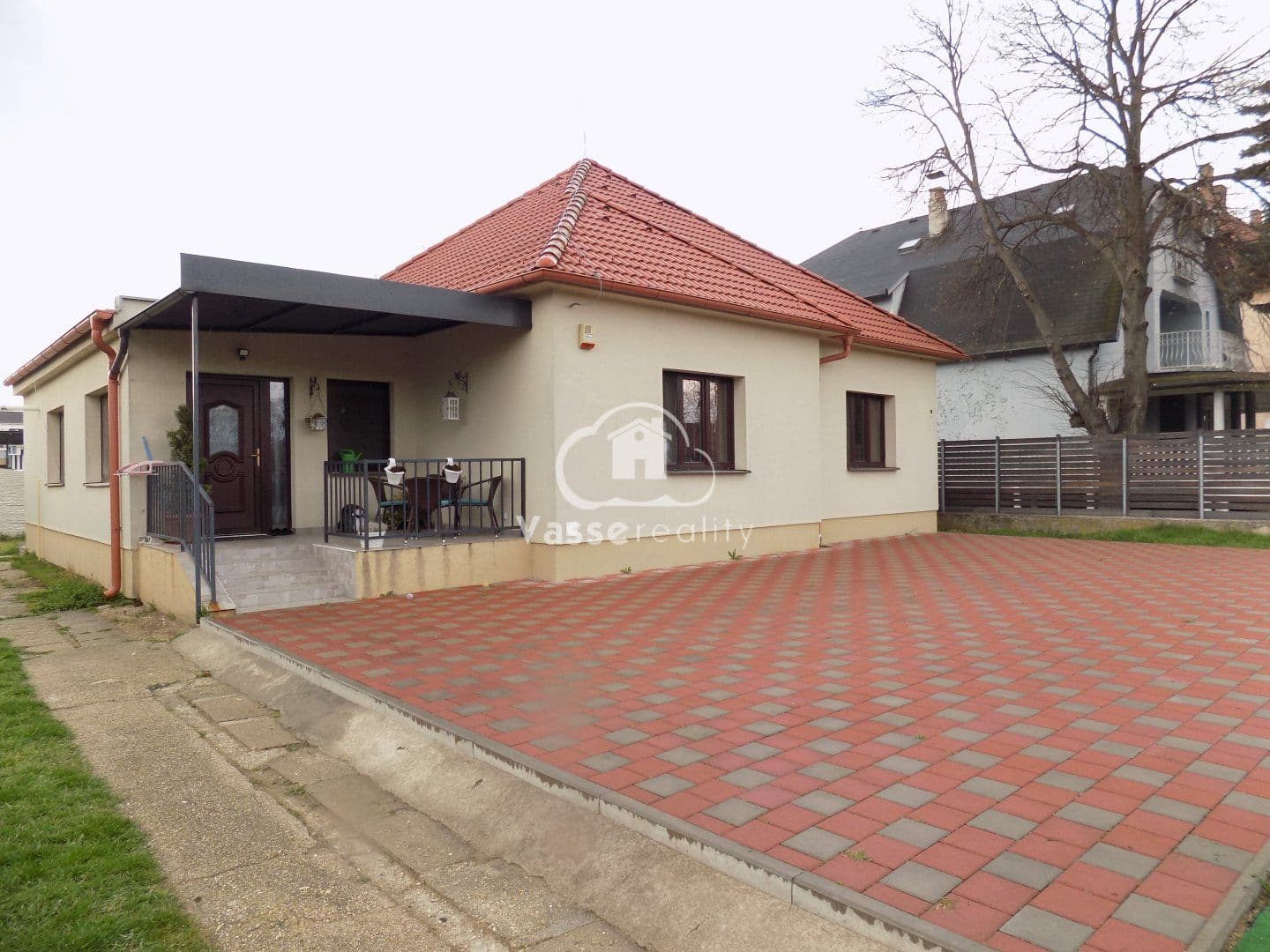 Dom s 2 apartmánmi a pozemky na stavbu domu v Štúrove. - 1