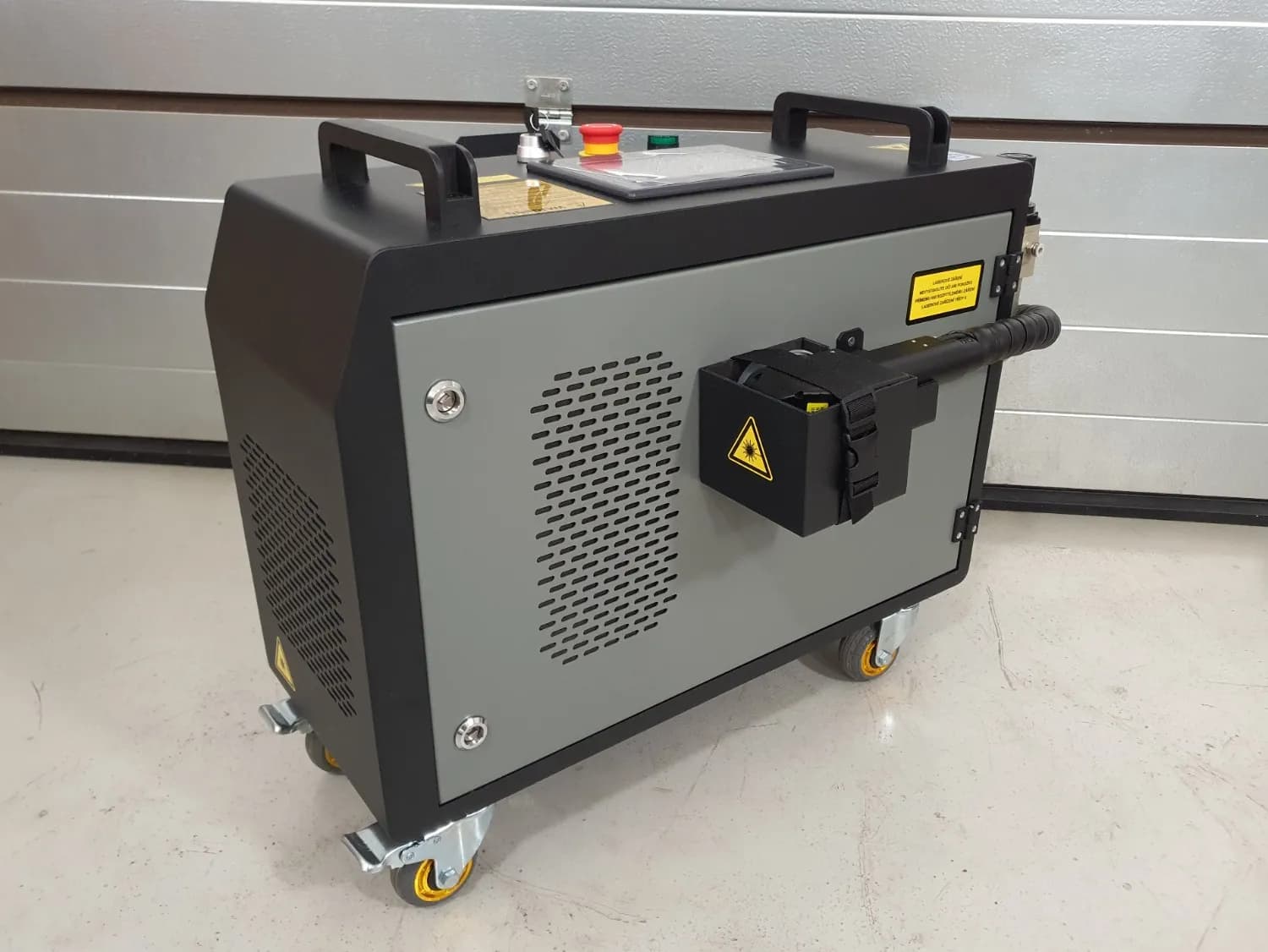 cistiaci-pulzny-laser-300w-pulzna-energia-5mj