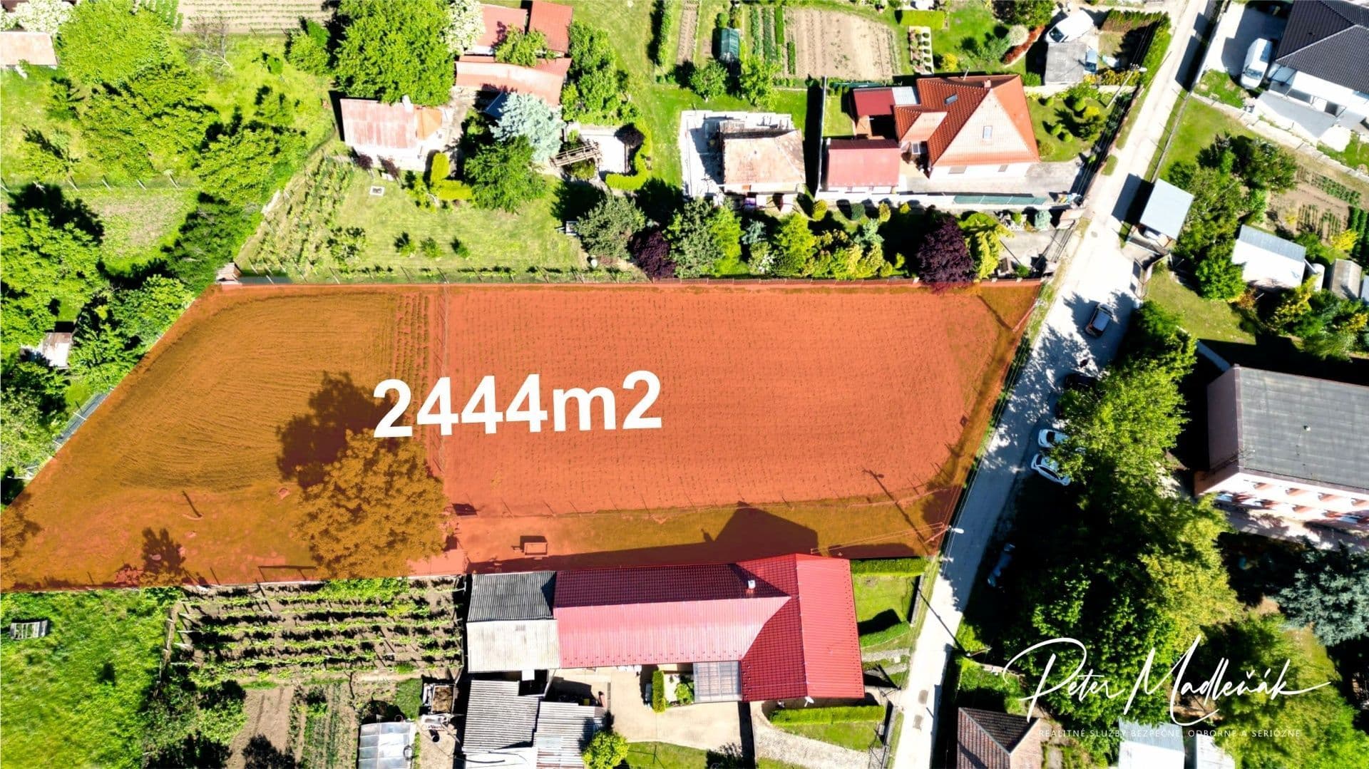 Na predaj veľký stavebný pozemok v obci Svätoplukovo. - 1