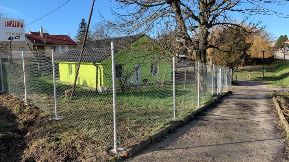 100m2 v centre obce Budmerice, oplotený pozemok - 1