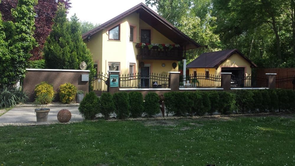 RD v krásnom prostredí so záhradou a bazénom - 1
