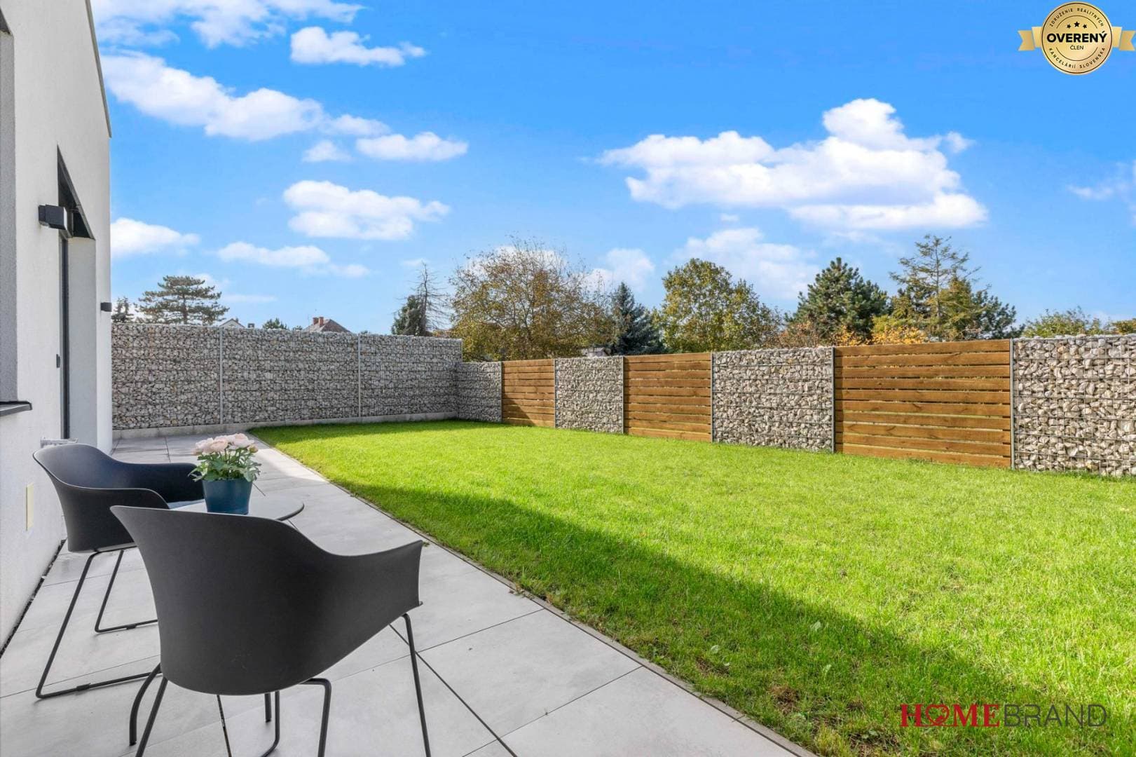 944654_82f821cc28efe559fef7330b094b1fe1