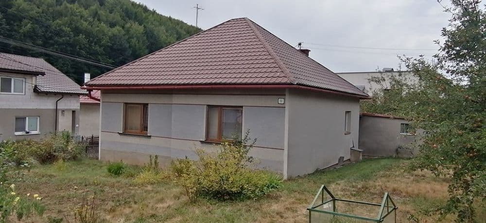 Rodinný dom v obci Poniky na rovinatom pozemku 705 m² - 1