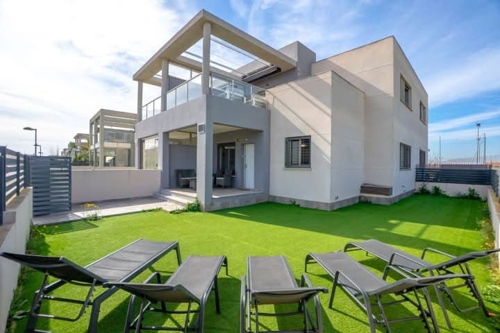 Radový dom so záhradou a bazénom – Torrevieja, 109 m², 339 000 € - 1